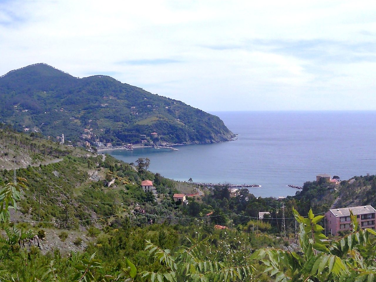 Levanto, spiaggia sabbiosa e centro medievale sulla Riviera di Levante