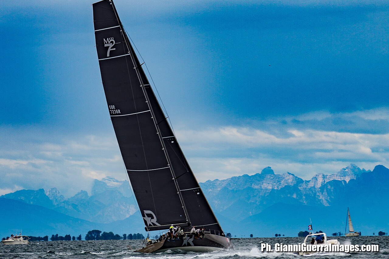 Velieri in regata durante Millevele IREN nelle acque di Genova