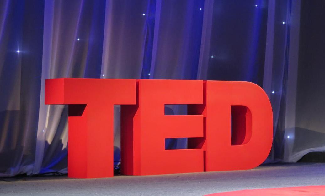 Palco con logo TED per TEDx Genova
